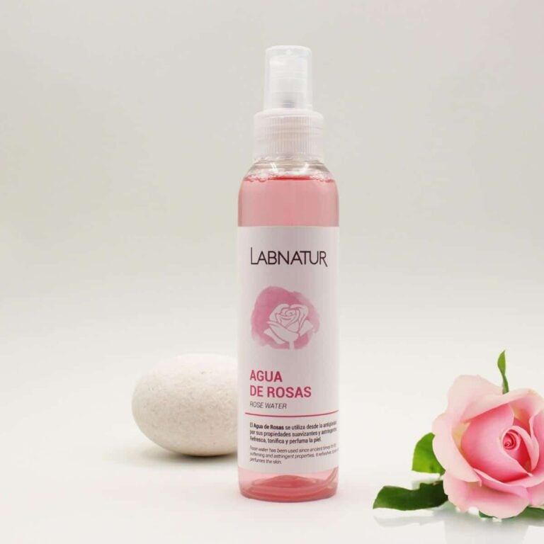 Agua de Rosas 125ml Labnatur junto a una rosa rosa y una piedra blanca