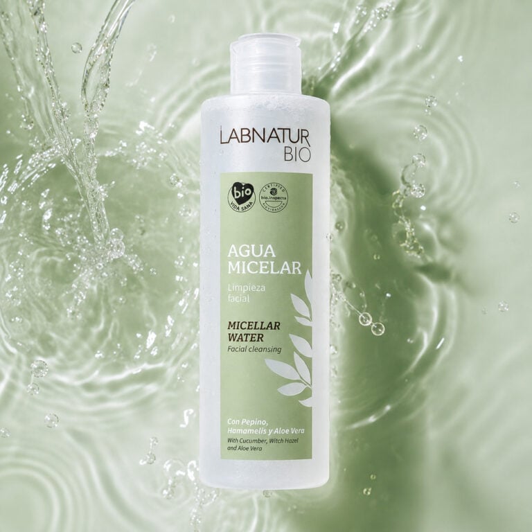 Agua Micelar Labnatur Bio 250ml sobre fondo de agua verde para limpieza facial fresca e hidratante.