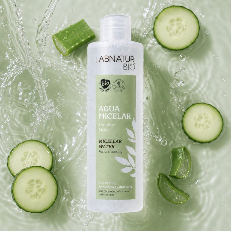 Agua Micelar Labnatur Bio 250ml junto a pepino y aloe vera para desmaquillar, refrescar e hidratar la piel.