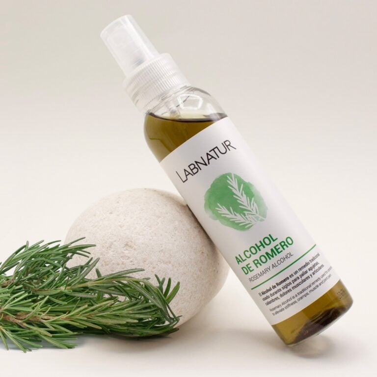 Alcohol de Romero 125ml Labnatur inclinado junto a ramas frescas de romero y una piedra clara