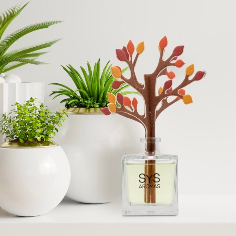 Ambientador Difusor Árbol Aloe Vera-Bambú 90ml SYS Aromas junto a macetas con plantas verdes