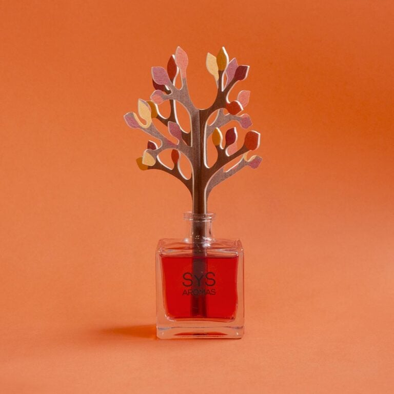 Ambientador Difusor Árbol Frutos Rojos 90ml SYS Aromas aislado sobre fondo naranja