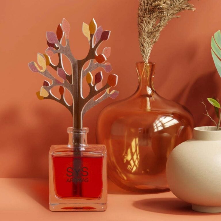 Ambientador Difusor Árbol Frutos Rojos 90ml SYS Aromas junto a jarrones decorativos y espigas secas