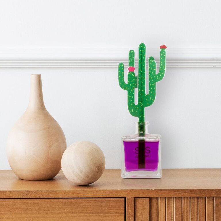 Ambientador Difusor Cactus Lavanda 90ml SYS Aromas sobre superficie de madera con figuras decorativas beige