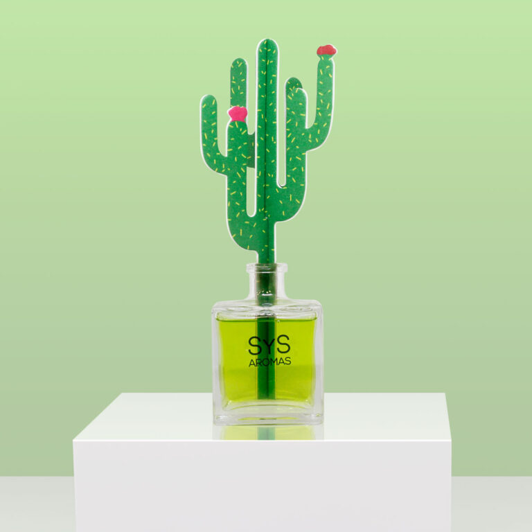 Ambientador Difusor Cactus Raíz Angélica 90ml SYS Aromas sobre pedestal blanco con fondo verde