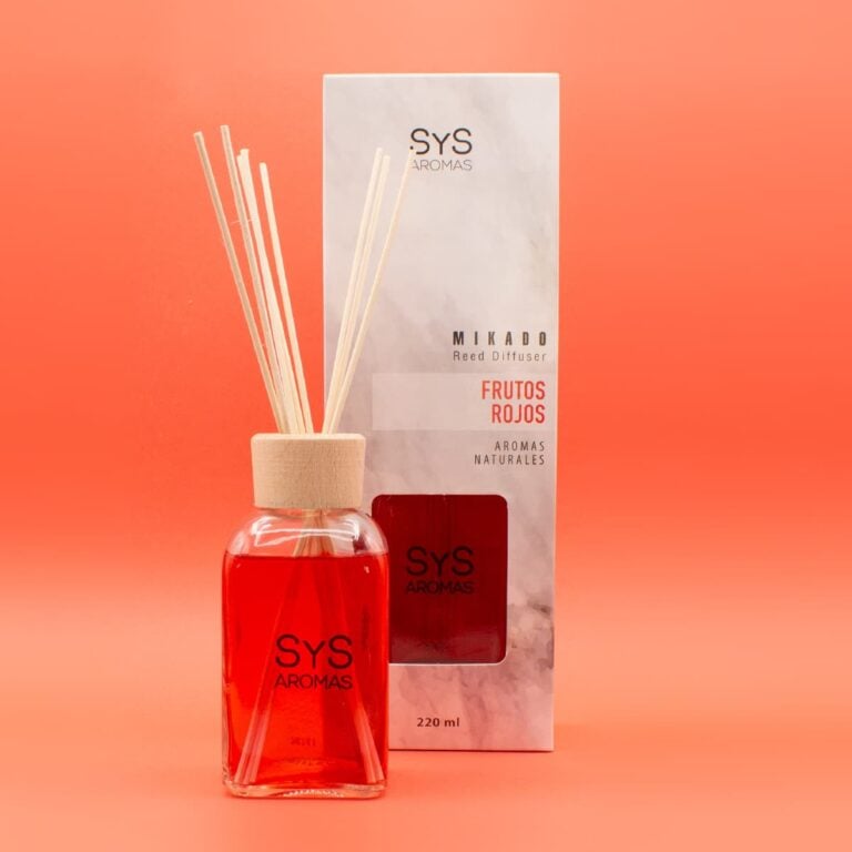 Ambientador Mikado Frutos Rojos 220ml SYS Aromas con frasco rojo, estuche, tapón de madera y varillas difusoras