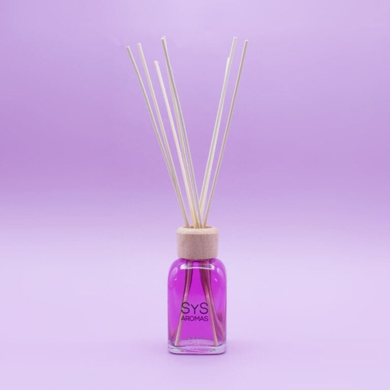 Ambientador Mikado Lavanda 100ml SYS Aromas con líquido violeta y varillas abiertas en abanico