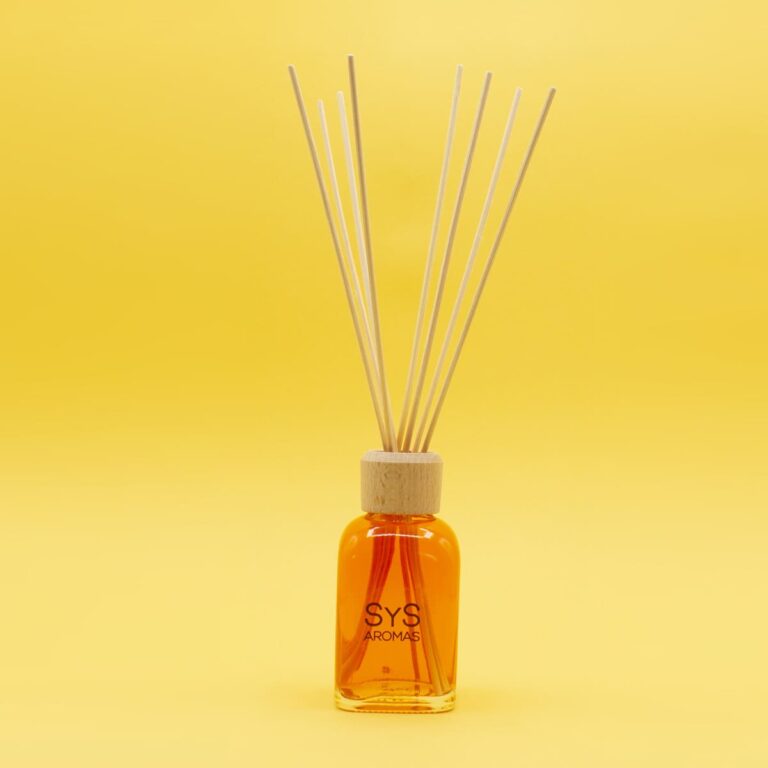 Ambientador Mikado Mango 100ml SYS Aromas con líquido amarillo, tapón de madera y varillas difusoras