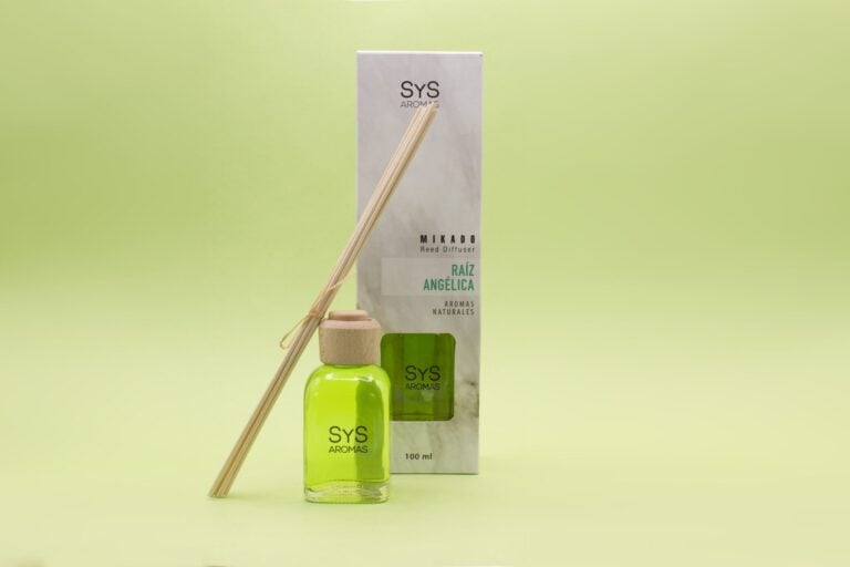 Ambientador Mikado Raíz Angélica 100ml SYS Aromas con estuche, frasco verde y varillas naturales