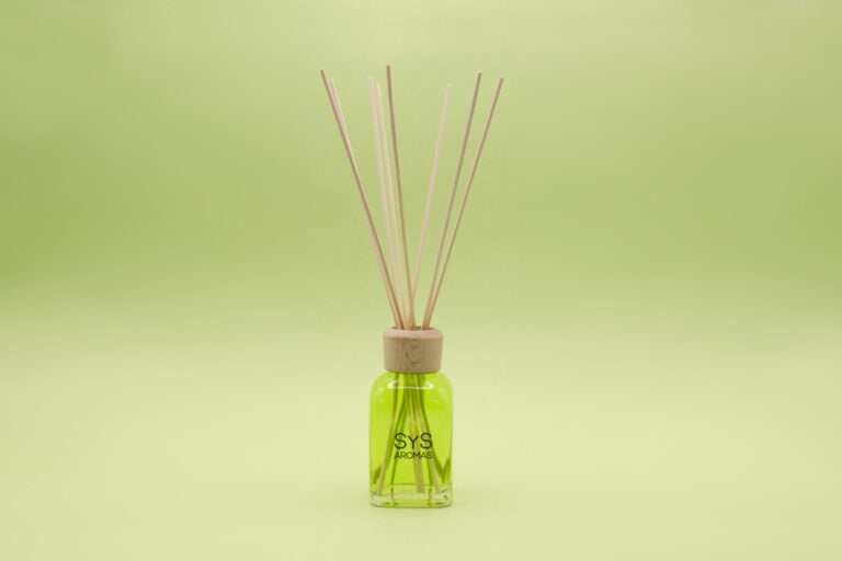 Ambientador Mikado Raíz Angélica 100ml SYS Aromas con líquido verde, tapón de madera y varillas difusoras