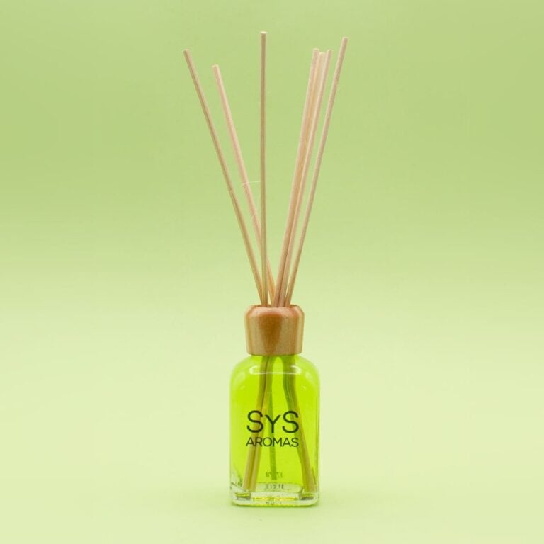 Ambientador Mikado Raíz Angélica 50ml SYS Aromas con líquido verde, tapón de madera y varillas sobre fondo verde claro