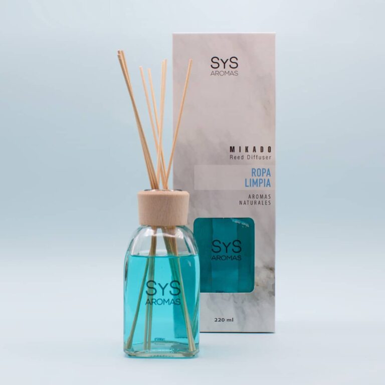 Ambientador Mikado Ropa Limpia 220ml SYS Aromas con frasco azul, estuche, tapón de madera y varillas difusoras