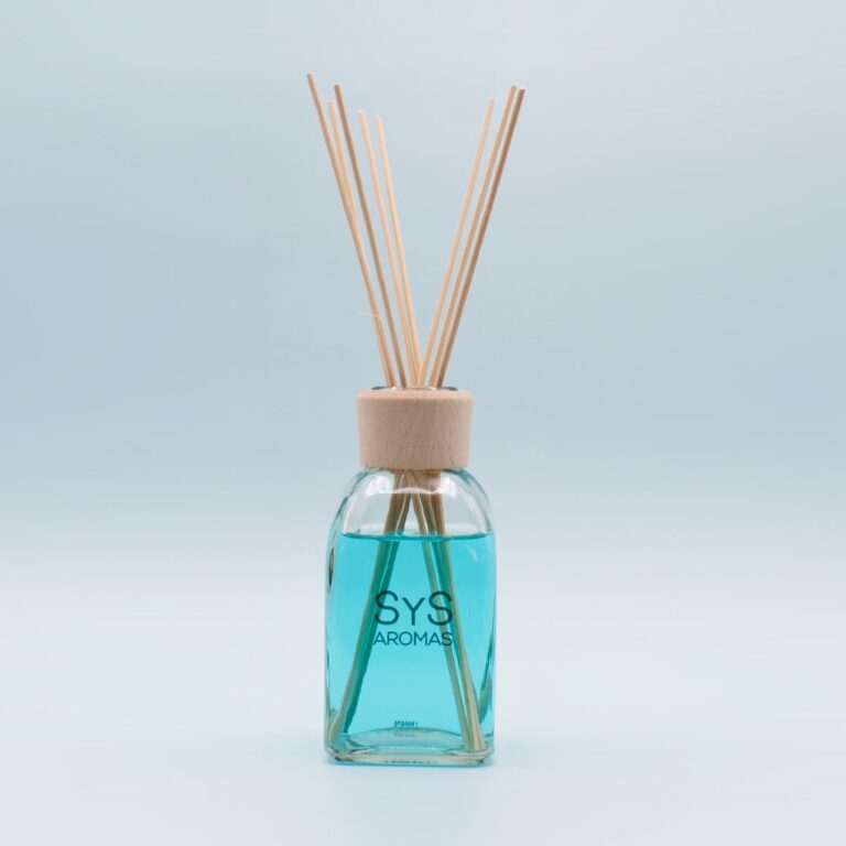Ambientador Mikado Ropa Limpia 220ml SYS Aromas con líquido azul, tapón de madera y varillas sobre fondo azul claro