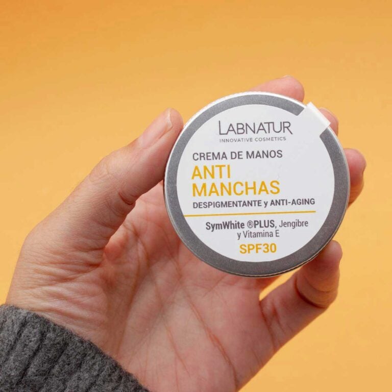 Mano sujetando la Crema de Manos Anti Manchas SPF30 Labnatur 50ml para cuidado diario antimanchas.