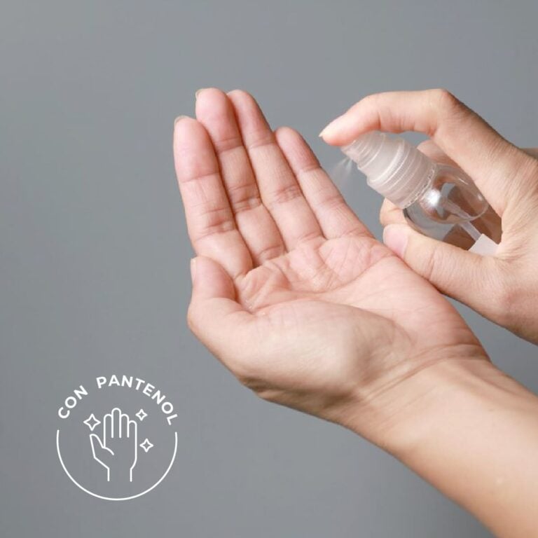 Aplicación de spray hidroalcohólico con pantenol sobre la palma de la mano