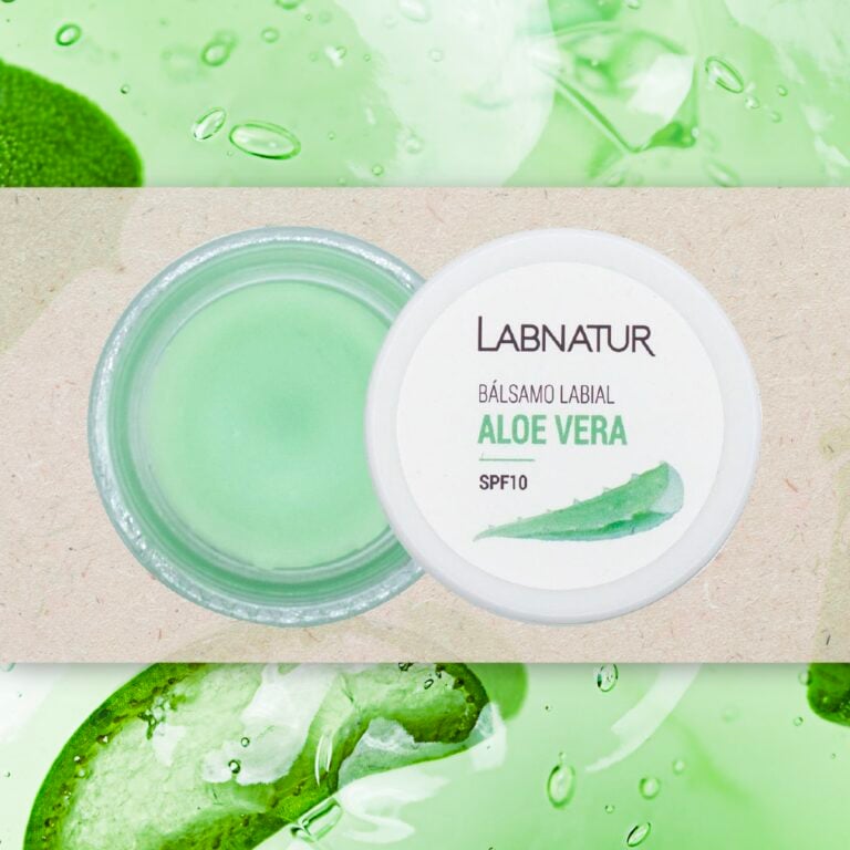 Tarro abierto de Bálsamo Labial Aloe Vera 15ml Labnatur con bálsamo verde y tapa SPF10
