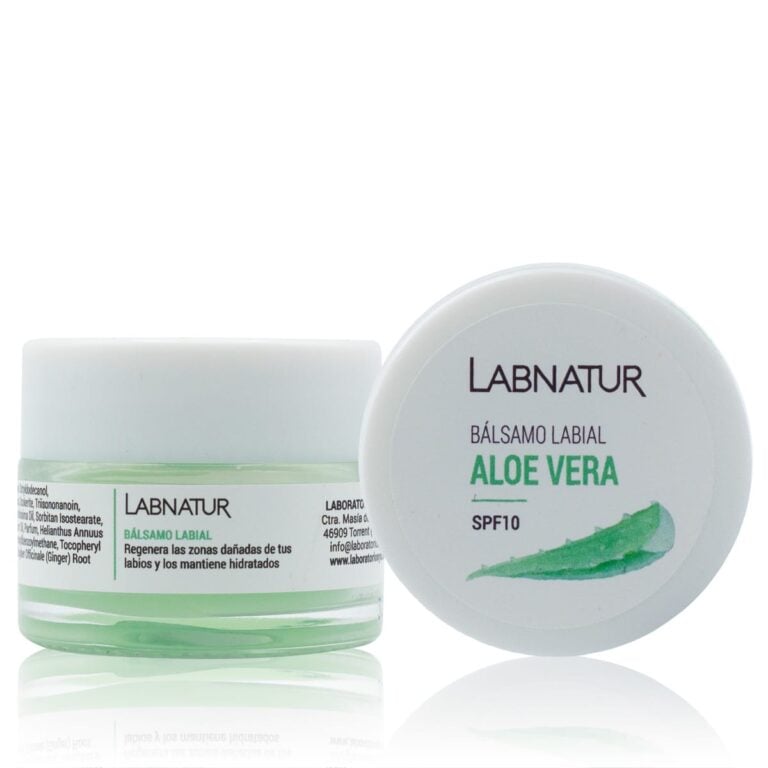Bálsamo Labial Aloe Vera 15ml Labnatur en tarro transparente junto a su tapa con SPF10