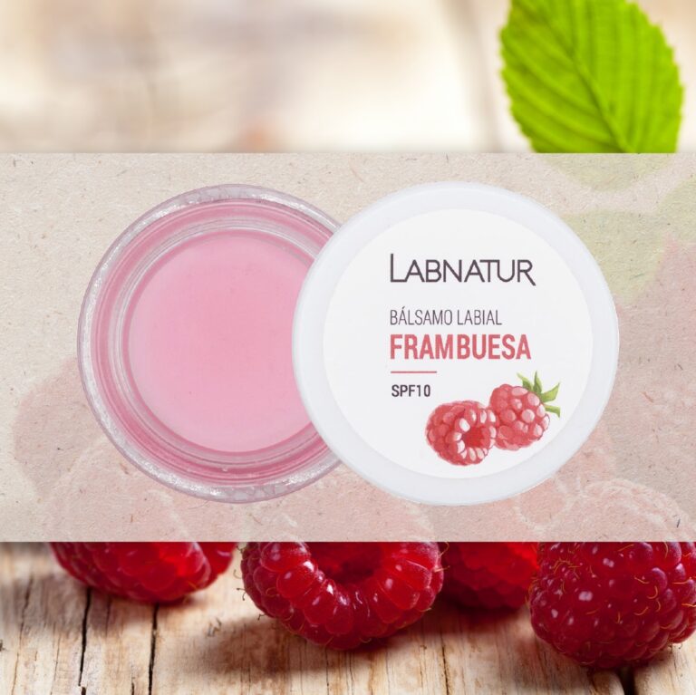 Tarro abierto de Bálsamo Labial Frambuesa 15ml Labnatur con bálsamo rosa, tapa SPF10 y frambuesas