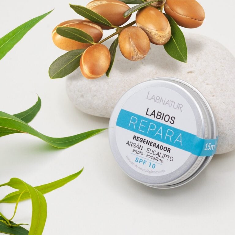 Bálsamo Labial Repara Labnatur 15ml con karité, cacao, aceite de argán, eucalipto, vitamina C y mentol.
