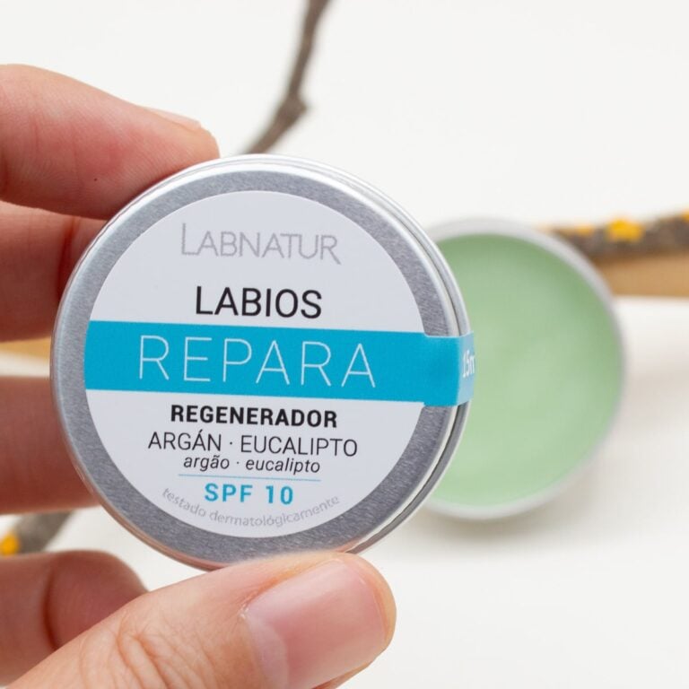 Bálsamo Labial Repara Labnatur 15ml con textura suave y efecto refrescante gracias al mentol y eucalipto.