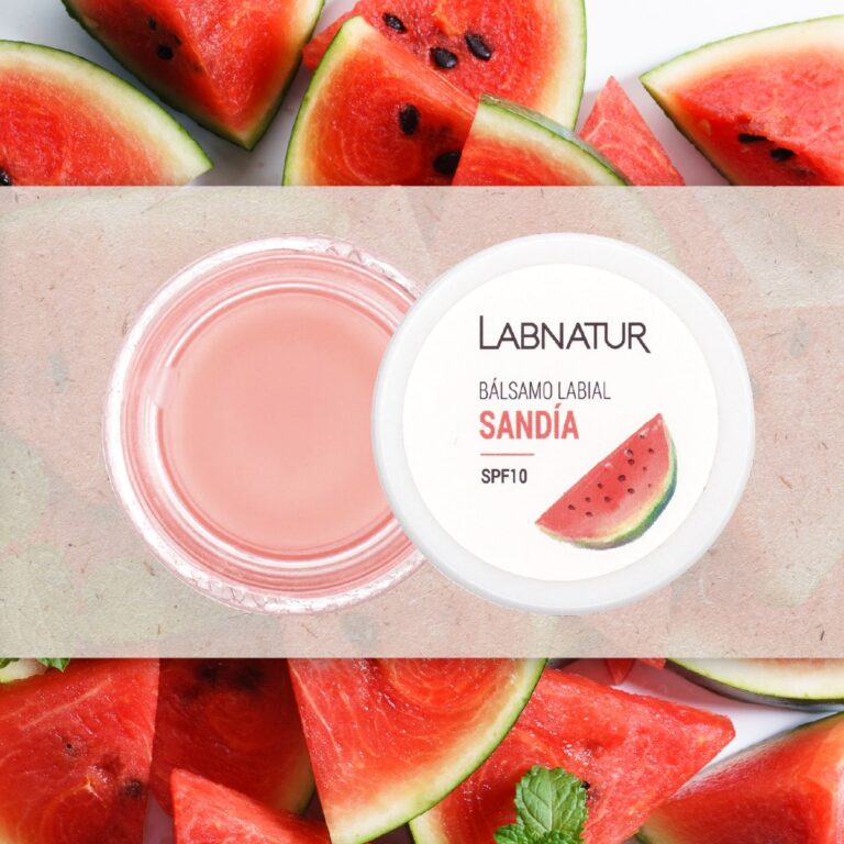 Tarro abierto de Bálsamo Labial Sandía 15ml Labnatur con bálsamo rosa, tapa SPF10 y porciones de sandía