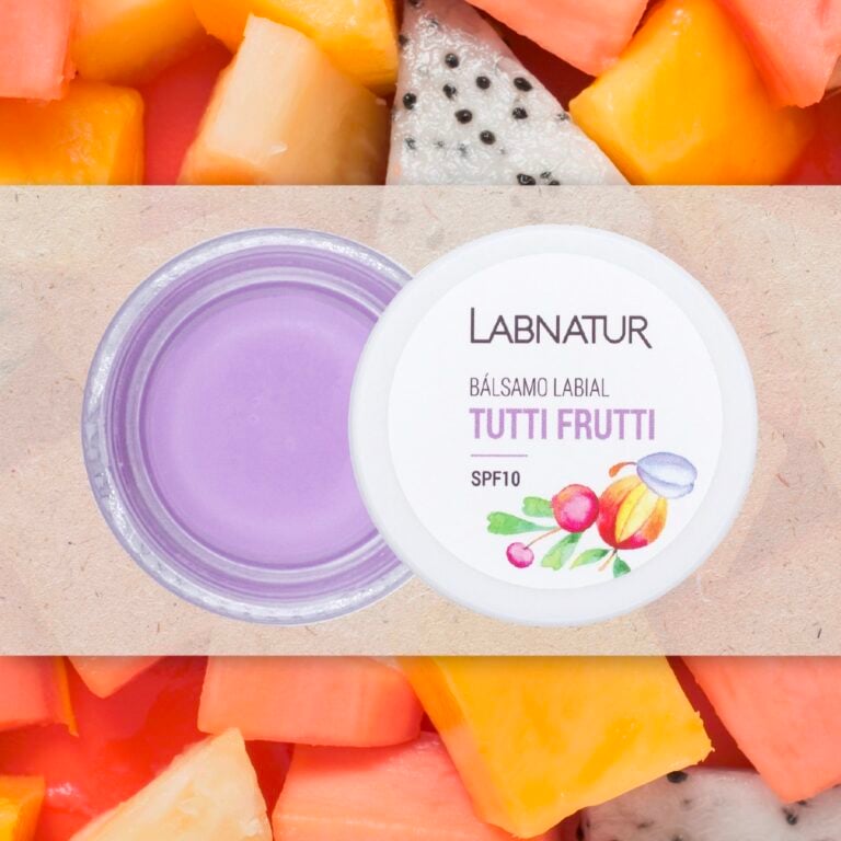 Tarro abierto de Bálsamo Labial Tutti Frutti 15ml Labnatur con bálsamo violeta, tapa SPF10 y trozos de frutas