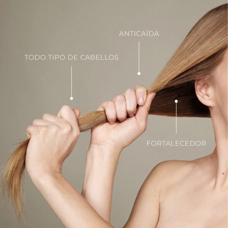 Persona sujetando su cabello largo junto a los mensajes anticaída, fortalecedor y todo tipo de cabellos