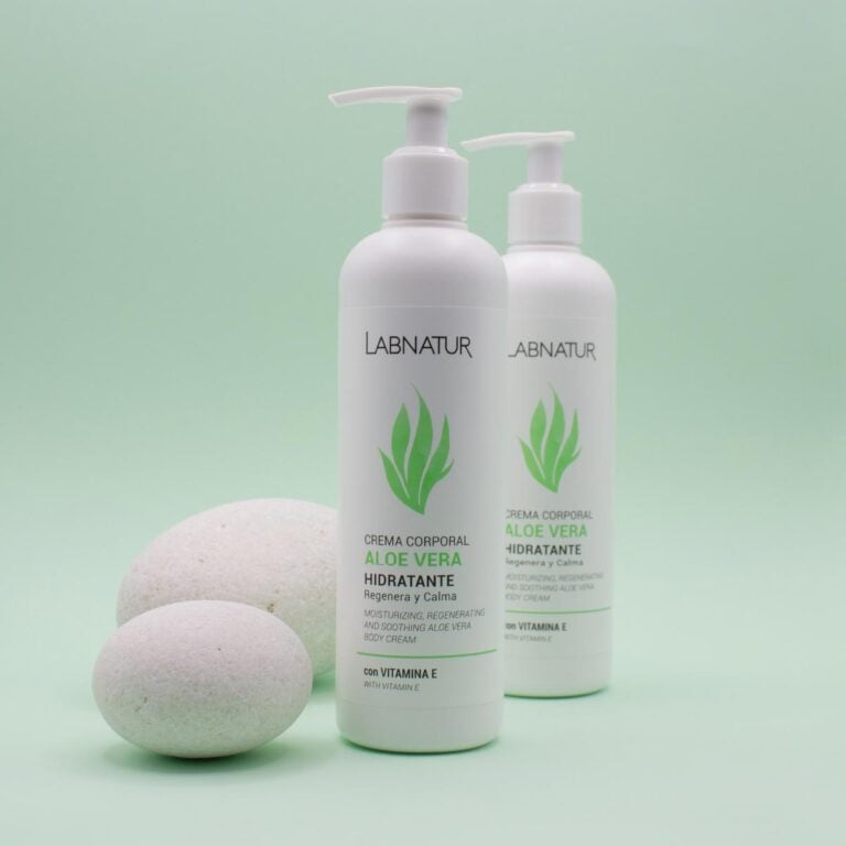 Dos envases de Crema Corporal Aloe Vera 400ml Labnatur junto a dos piedras claras sobre fondo verde
