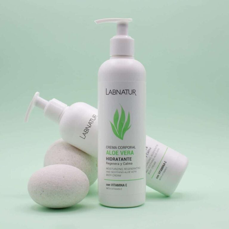 Tres envases de Crema Corporal Aloe Vera 400ml Labnatur dispuestos entre piedras claras sobre fondo verde