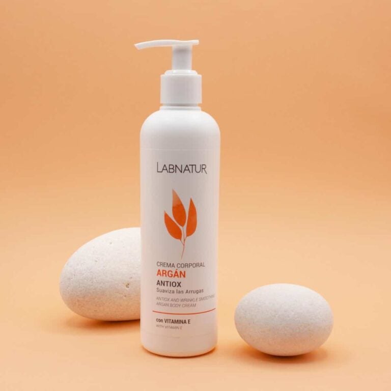 Crema Corporal Argán 400ml Labnatur en posición frontal entre dos piedras claras sobre fondo naranja