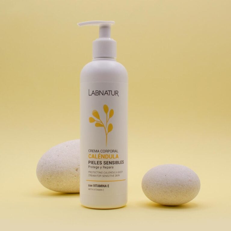 Crema Corporal Caléndula 300ml Labnatur en posición frontal entre dos piedras claras sobre fondo amarillo