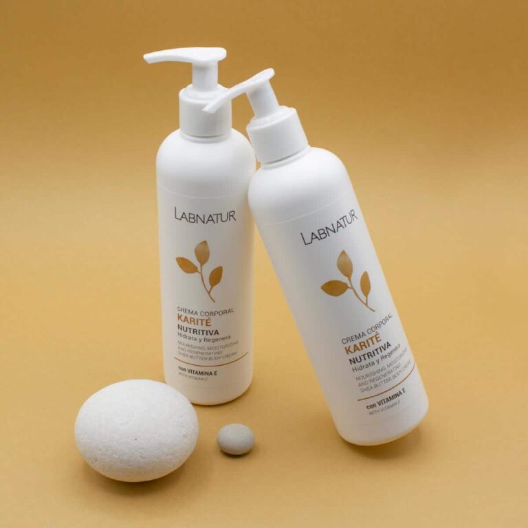 Dos envases de Crema Corporal Manteca de Karité 400ml Labnatur, uno inclinado, junto a piedras claras