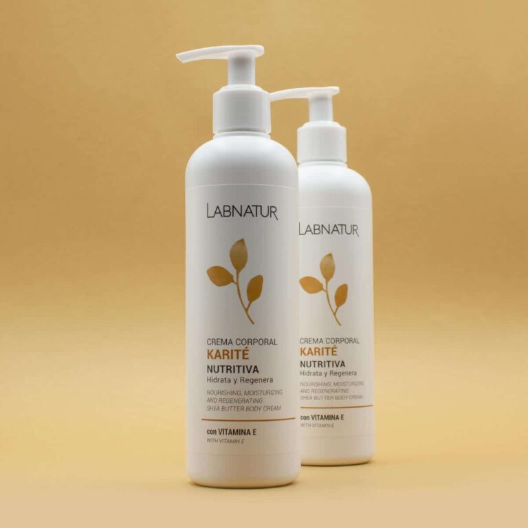Dos envases de Crema Corporal Manteca de Karité 400ml Labnatur superpuestos sobre fondo dorado