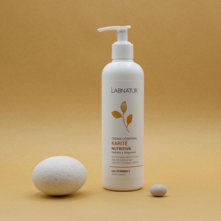 Crema Corporal Manteca de Karité 400ml Labnatur entre una piedra grande y otra pequeña sobre fondo dorado