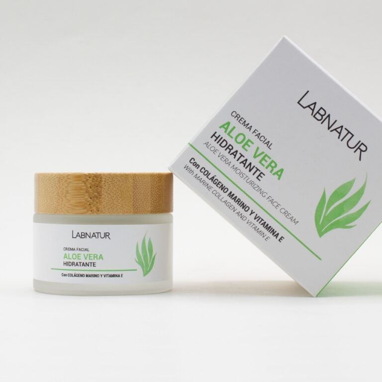 Crema Facial Aloe Vera 50ml Labnatur junto a su estuche inclinado sobre fondo blanco