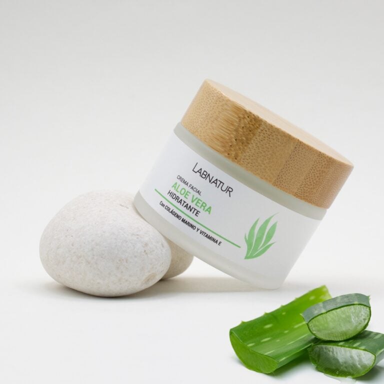 Crema Facial Aloe Vera 50ml Labnatur inclinada junto a dos piedras claras y hojas de aloe vera