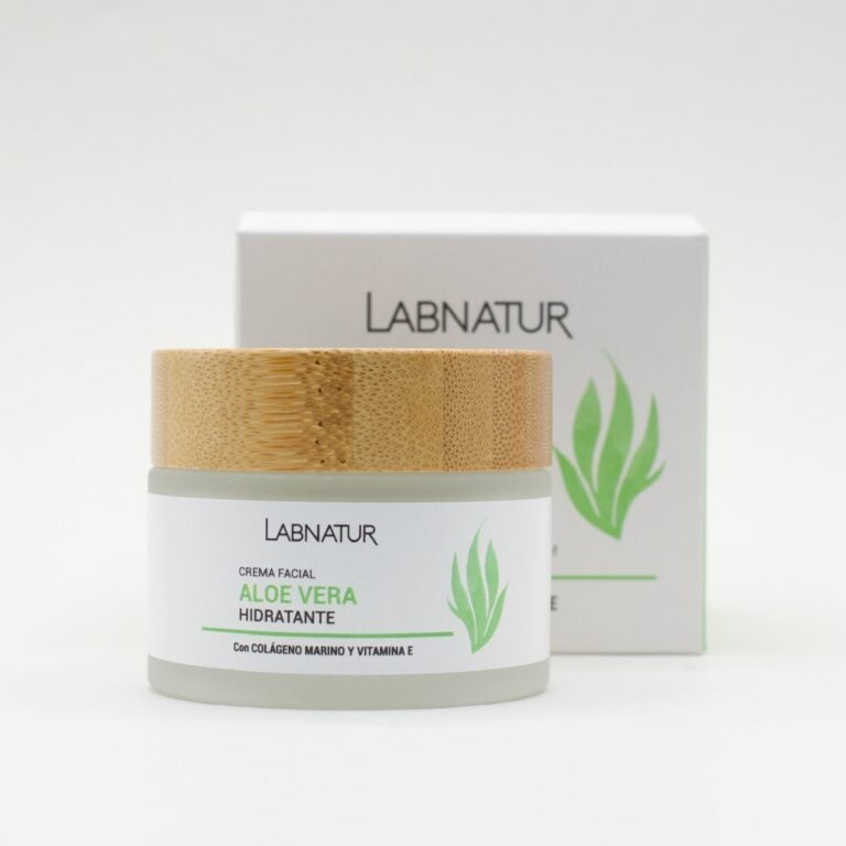 Crema Facial Aloe Vera 50ml Labnatur con tapa efecto madera delante de su estuche blanco