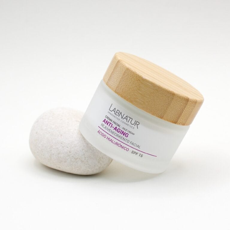Crema Facial Anti-Aging Labnatur 50ml con ácido hialurónico para suavizar líneas de expresión y aportar luminosidad.