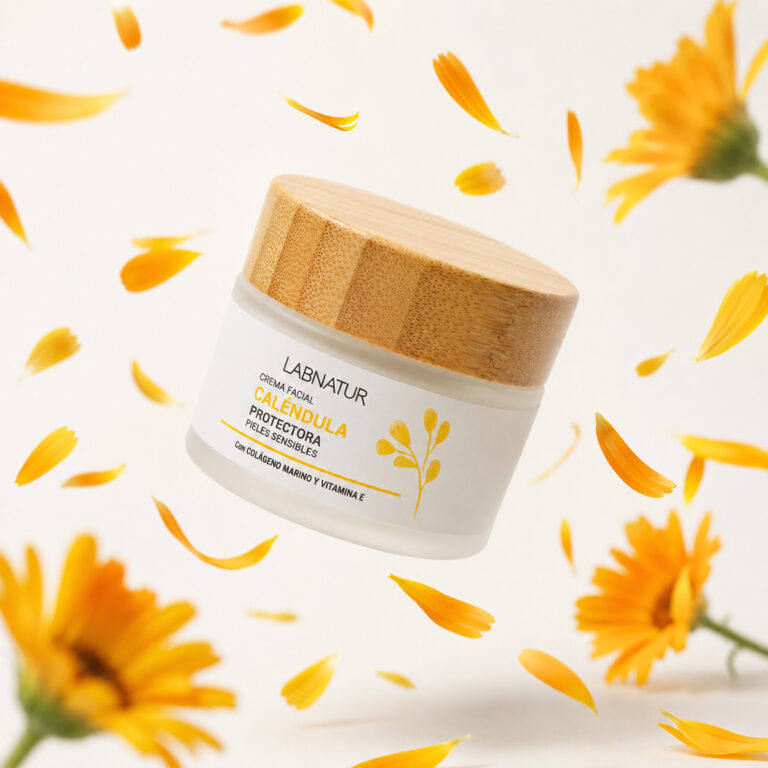 Tarro inclinado de Crema Facial Caléndula 50ml Labnatur rodeado de flores y pétalos anaranjados