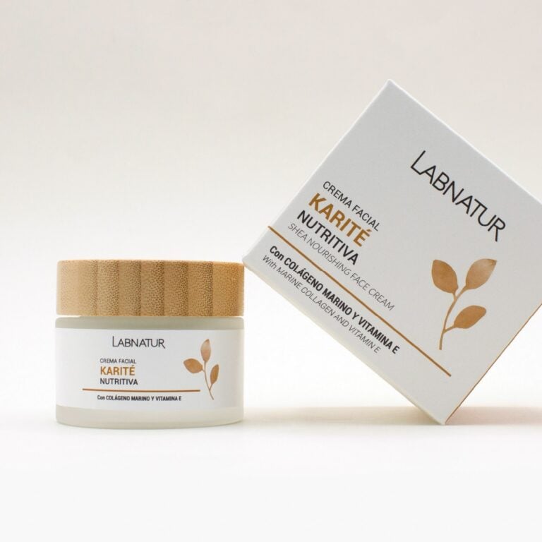 Crema Facial Manteca de Karité 50ml Labnatur junto a su estuche inclinado sobre fondo blanco