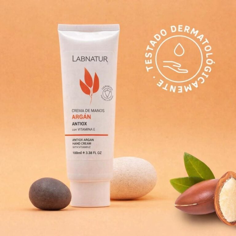 Crema de Manos Argán 100ml Labnatur junto a frutos de argán, hojas verdes y piedras decorativas