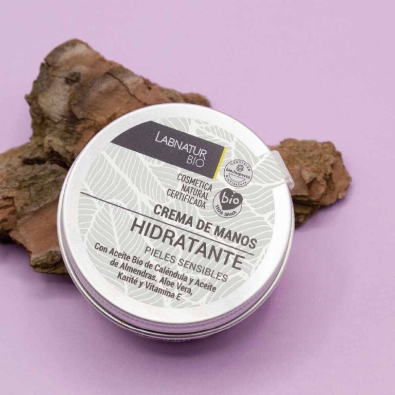 Crema de Manos Hidratante Labnatur Bio 50ml sobre fondo lila con madera natural para pieles sensibles.