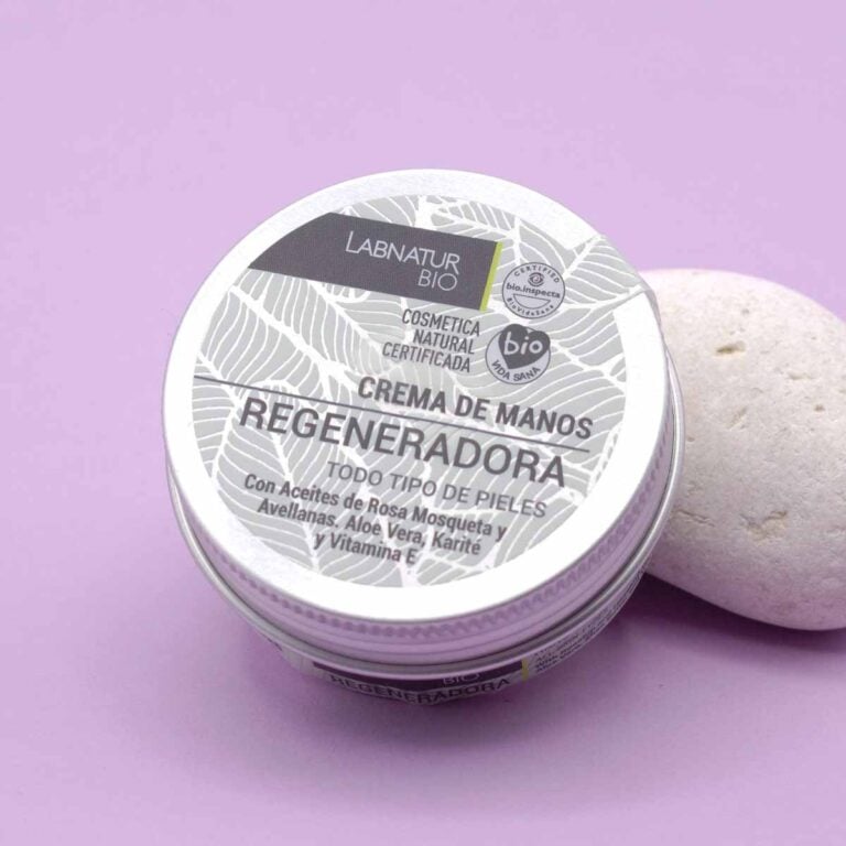 Crema de Manos Regeneradora Labnatur Bio 50ml en bodegón sobre fondo lila con piedra natural.