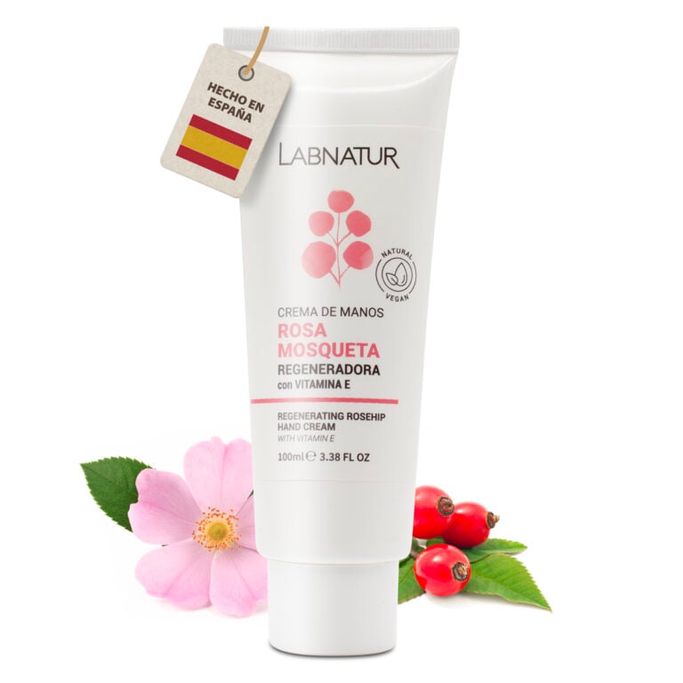 Crema de Manos Rosa Mosqueta 100ml Labnatur junto a una flor rosa, frutos rojos y etiqueta Hecho en España