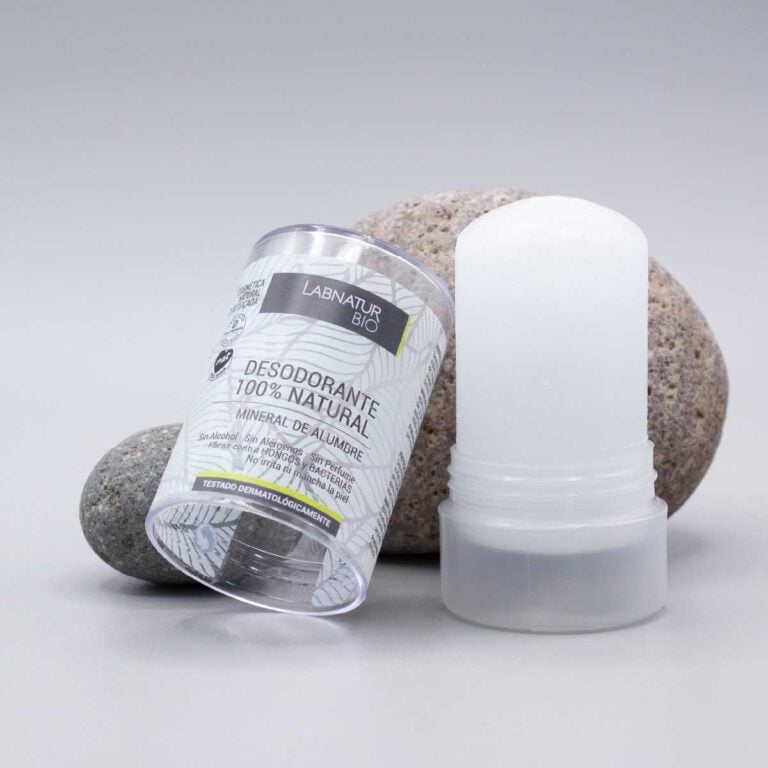 Desodorante Natural de Alumbre Stick 120g Labnatur Bio abierto con la cubierta transparente junto a la piedra blanca