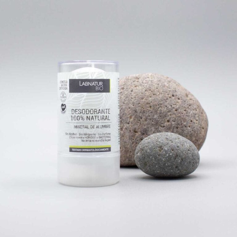 Desodorante Natural de Alumbre Stick 120g Labnatur Bio en su envase transparente junto a dos piedras