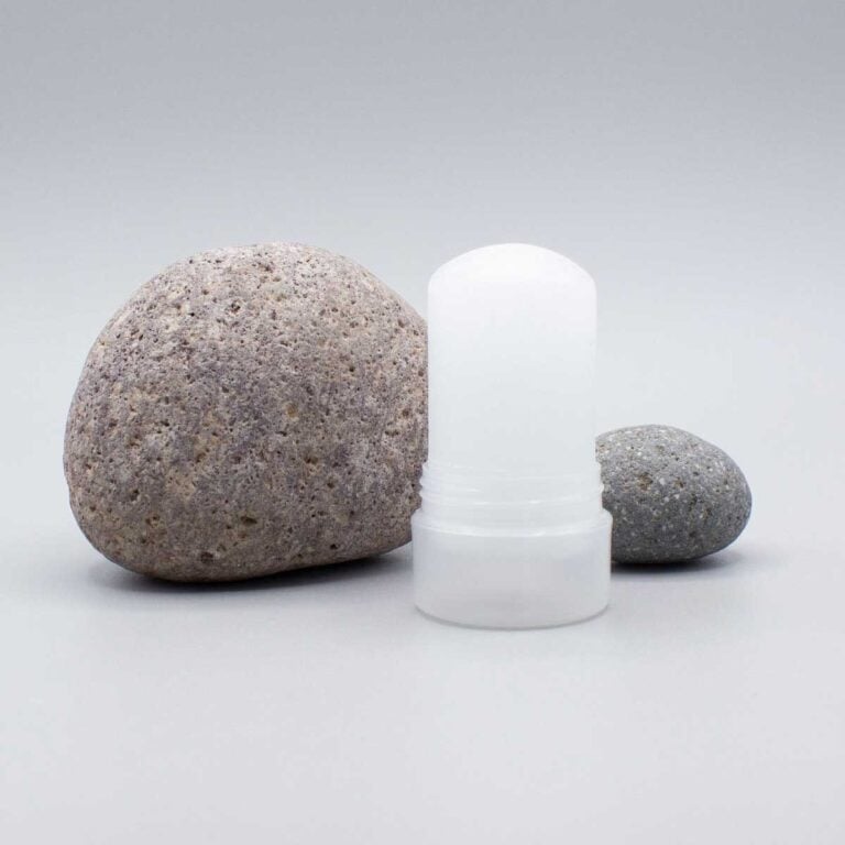 Piedra de alumbre blanca del Desodorante Natural Stick 120g Labnatur Bio expuesta junto a dos piedras