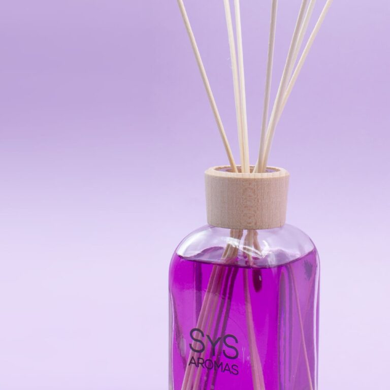 Primer plano del Ambientador Mikado Lavanda 220ml SYS Aromas con líquido morado, tapón de madera y varillas