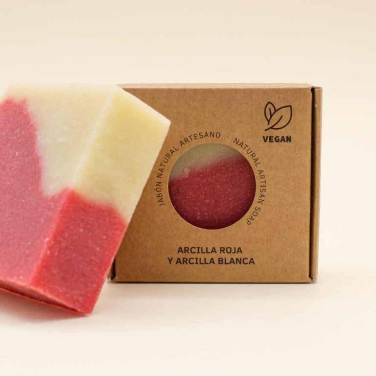 Primer plano del Jabón Natural Artesano Arcilla 100g Labnatur junto a estuche kraft con ventana circular y sello vegano