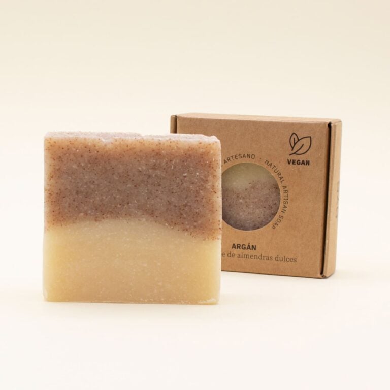 Pastilla bicolor de Jabón Natural Artesano Argán 100g Labnatur en posición vertical delante de su estuche kraft vegano